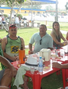 Ivanildo Viana (centro) da rádio FM 100.5 destacou a segurança e qualidade do carnaval da AABB.